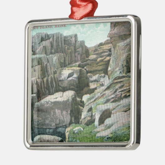 Rockfaceの上向きの巨大な石のステップの眺め メタルオーナメント (左)