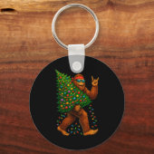 Rockin Christmas Bigfoot Carrying Tree Fun Xmas Ro キーホルダー (正面)