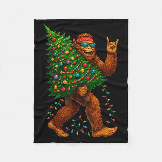 Rockin Christmas Bigfoot Carrying Tree Fun Xmas Ro フリースブランケット (正面)