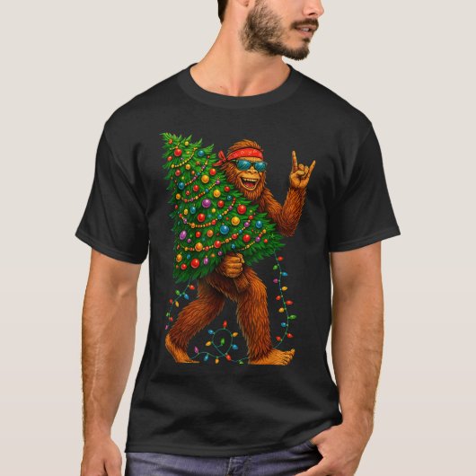 Rockin Christmas Bigfoot Carrying Tree Fun Xmas Ro Tシャツ (正面)