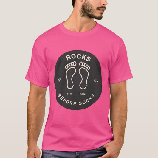 Rocks Before Socks ESTD 2010 フレンズ Tシャツ (正面)