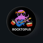 Rocktopus Funny Rock Band Octopus Pun Dark BG 缶バッジ<br><div class="desc">Rocktopus Funny Rock Band Octopus Pun features a one octopus band,  with the octopus playing drums and guitar at the same time. Funny Pun gift for family and friends who love telling octopus puns.</div>