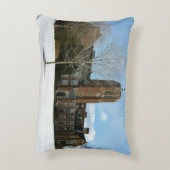 Rockwell in Winter at Grove City College アクセントクッション (裏面(縦))