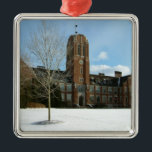 Rockwell in Winter at Grove City College メタルオーナメント<br><div class="desc">ここでは、雪の多い冬のインターセッションの間に撮影されたグローブシティ大学のロックウェル科学ホールの写真。ペンシルバニア州のグローブシティ・カレッジの景色を楽しみたい場合は、店舗をご覧ください。この写真は、www.mlewallpapers.comのWinter and Travelセクションのワイドスクリーン壁紙「Rockwell in Winter」としても取り上げられている。</div>