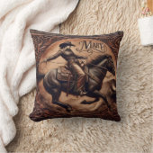 RODEOカウボーイメアリーが夕暮れ時に馬に乗って歩く クッション (ブランケット)