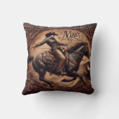 RODEOカウボーイメアリーが夕暮れ時に馬に乗って歩く クッション (裏面)