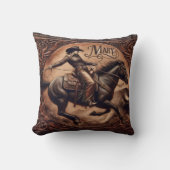 RODEOカウボーイメアリーが夕暮れ時に馬に乗って歩く クッション (正面)
