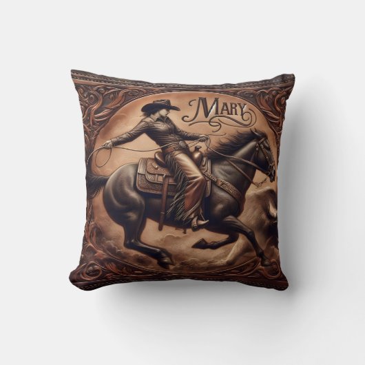 RODEOカウボーイメアリーが夕暮れ時に馬に乗って歩く クッション (正面)