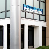 Roe Women Are People 横断幕 (ビルの外側)