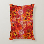 Rojoの花の明るい花束の豊富で猛烈なデイジー アクセントクッション (正面(垂直))