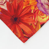 Rojoの花の明るい花束の豊富で猛烈なデイジー フリースブランケット (角)