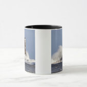 Rokerの灯台に対して衝突する波 マグカップ (中央)