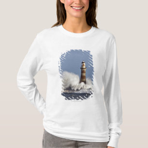 Rokerの灯台に対して衝突する波 Tシャツ
