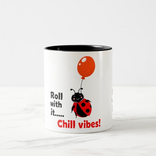 Roll With It Chill Vibes Ladybug Quote Art ツートーンマグカップ (中央)