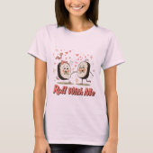 Roll With Me Funny Sushi Love Pun Tシャツ (正面)