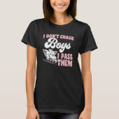 Roller Skating I Don't Chase Boys I Pass Them Roll Tシャツ (正面)