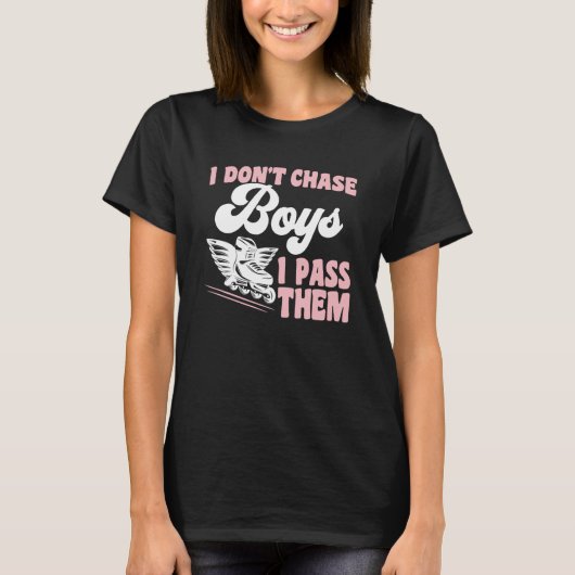 Roller Skating I Don't Chase Boys I Pass Them Roll Tシャツ (正面)