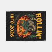 Rollin’ Into 2026 Funny Raccoon Dumpster Fire  フリースブランケット (正面(横))