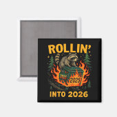 Rollin’ Into 2026 Funny Raccoon Dumpster Fire マグネット (正面/裏面)