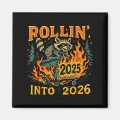 Rollin’ Into 2026 Funny Raccoon Dumpster Fire  マグネット (正面)