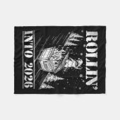 Rollin' Into 2026 Funny Raccoon Dumpster Fire Art  フリースブランケット (正面(横))