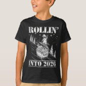 Rollin' Into 2026 Funny Raccoon Dumpster Fire Art  Tシャツ (正面)