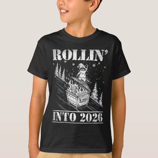 Rollin' Into 2026 Funny Raccoon Dumpster Fire Art  Tシャツ (正面)