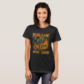 Rollin’ Into 2026 Funny Raccoon Dumpster Fire  Tシャツ (正面フル)