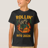 Rollin’ Into 2026 Funny Raccoon Dumpster Fire  Tシャツ (正面)