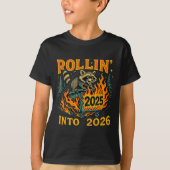 Rollin’ Into 2026 Funny Raccoon Dumpster Fire Tシャツ (正面)