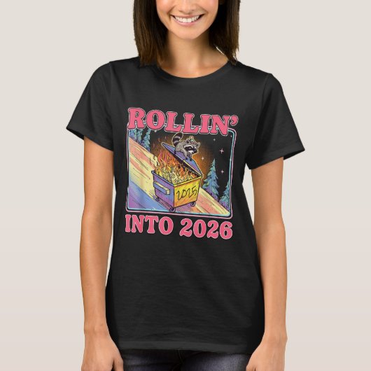 Rollin' Into 2026 Funny Raccoon Meme Happy New Yea Tシャツ (正面)