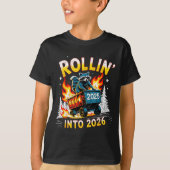 Rollin Into 2026 Funny Raccoon New Year Meme  Tシャツ (正面)
