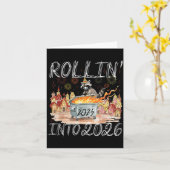 Rollin' Into 2026 Happy New Year Raccoon Men Women カード (黄色い花)