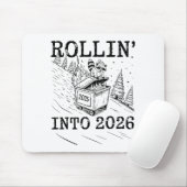 Rollin’ Into 2026 Raccoon Dumpster Fire New Year M マウスパッド (マウス)