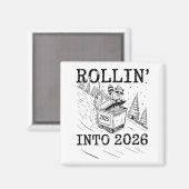 Rollin’ Into 2026 Raccoon Dumpster Fire New Year M マグネット (正面/裏面)