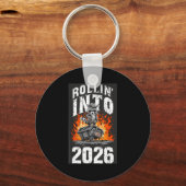 Rollin Into 2026 Raccoon Funny Dumpster Fire 2025 キーホルダー (正面)
