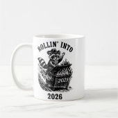 Rollin Into 2026 Raccoon Funny Dumpster Fire 2025  コーヒーマグカップ (左)