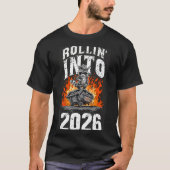 Rollin Into 2026 Raccoon Funny Dumpster Fire 2025  Tシャツ (正面)