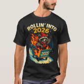 Rollin Into 2026 Raccoon Funny Dumpster Fire 2025  Tシャツ (正面)