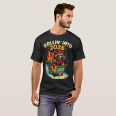 Rollin Into 2026 Raccoon Funny Dumpster Fire 2025  Tシャツ (正面フル)
