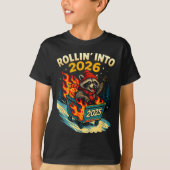 Rollin Into 2026 Raccoon Funny Dumpster Fire 2025  Tシャツ (正面)