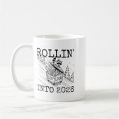 Rollin’ Into 2026 Raccoon Funny New Year Raccoon T コーヒーマグカップ (左)