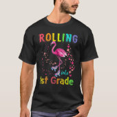 Rolling Into 1st Grade Flamingo Back To School Tシャツ (正面)