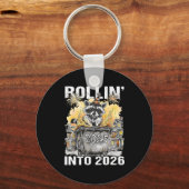 Rolling Into 2026 Trash Racoon Funny New Years Eve キーホルダー (正面)