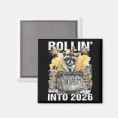 Rolling Into 2026 Trash Racoon Funny New Years Eve マグネット (正面/裏面)