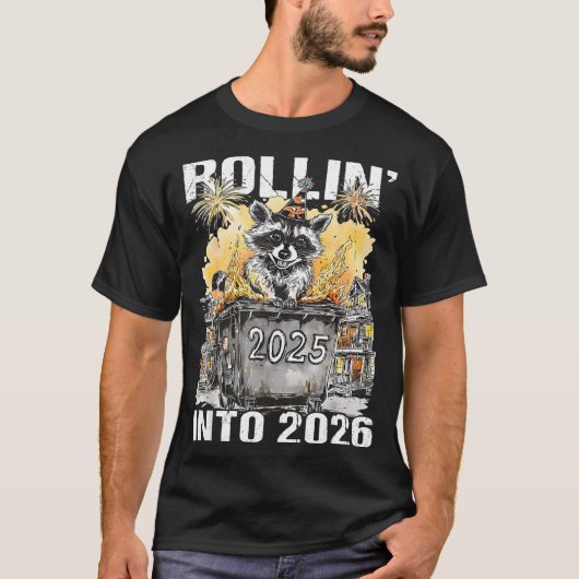 Rolling Into 2026 Trash Racoon Funny New Years Eve Tシャツ (正面)