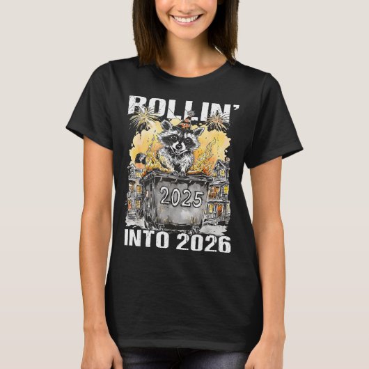 Rolling Into 2026 Trash Racoon Funny New Years Eve Tシャツ (正面)