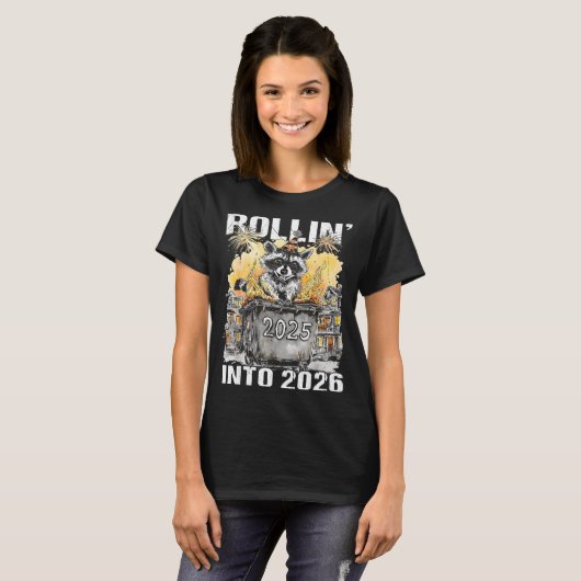 Rolling Into 2026 Trash Racoon Funny New Years Eve Tシャツ (正面フル)