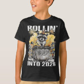Rolling Into 2026 Trash Racoon Funny New Years Eve Tシャツ (正面)