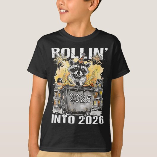 Rolling Into 2026 Trash Racoon Funny New Years Eve Tシャツ (正面)